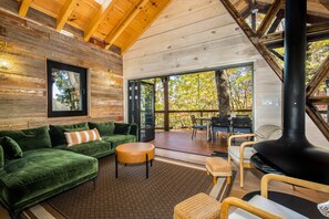 Una Smart TV, una chimenea