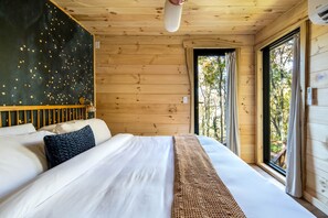 1 bedroom, WiFi, bed sheets - Mushroom-Inspired Treehouse with Living Roof - The Mēos (Highlands)