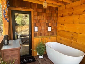 Hair dryer, towels, soap, shampoo - Mushroom-Inspired Treehouse with Living Roof - The Mēos (Highlands)