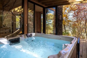 Outdoor spa tub - 360° Glass Treehouse in the Canopy - The Cūbus (Highlands)