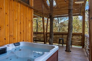 Outdoor spa tub - Nest-Shaped Cocoon Treehouse on 4 Trees - The Marsu (Highlands)