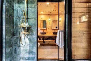 Hair dryer, towels, soap, shampoo - Nest-Shaped Cocoon Treehouse on 4 Trees - The Marsu (Highlands)