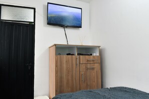 1 bedroom, iron/ironing board, free WiFi, bed sheets - Private Room w/ Bath - 10 Min to El Dorado Airport - Quiet Area (Bogotá)