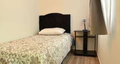 Room with private bathroom / 10 min from Dorado airport