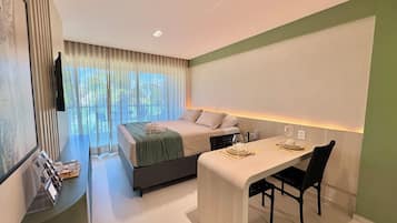 Studio Deluks, pemandangan kebun | Setrika/meja setrika dan Wi-Fi gratis