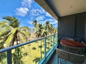 Estudio Deluxe, vistas al jardín | Restaurante al aire libre