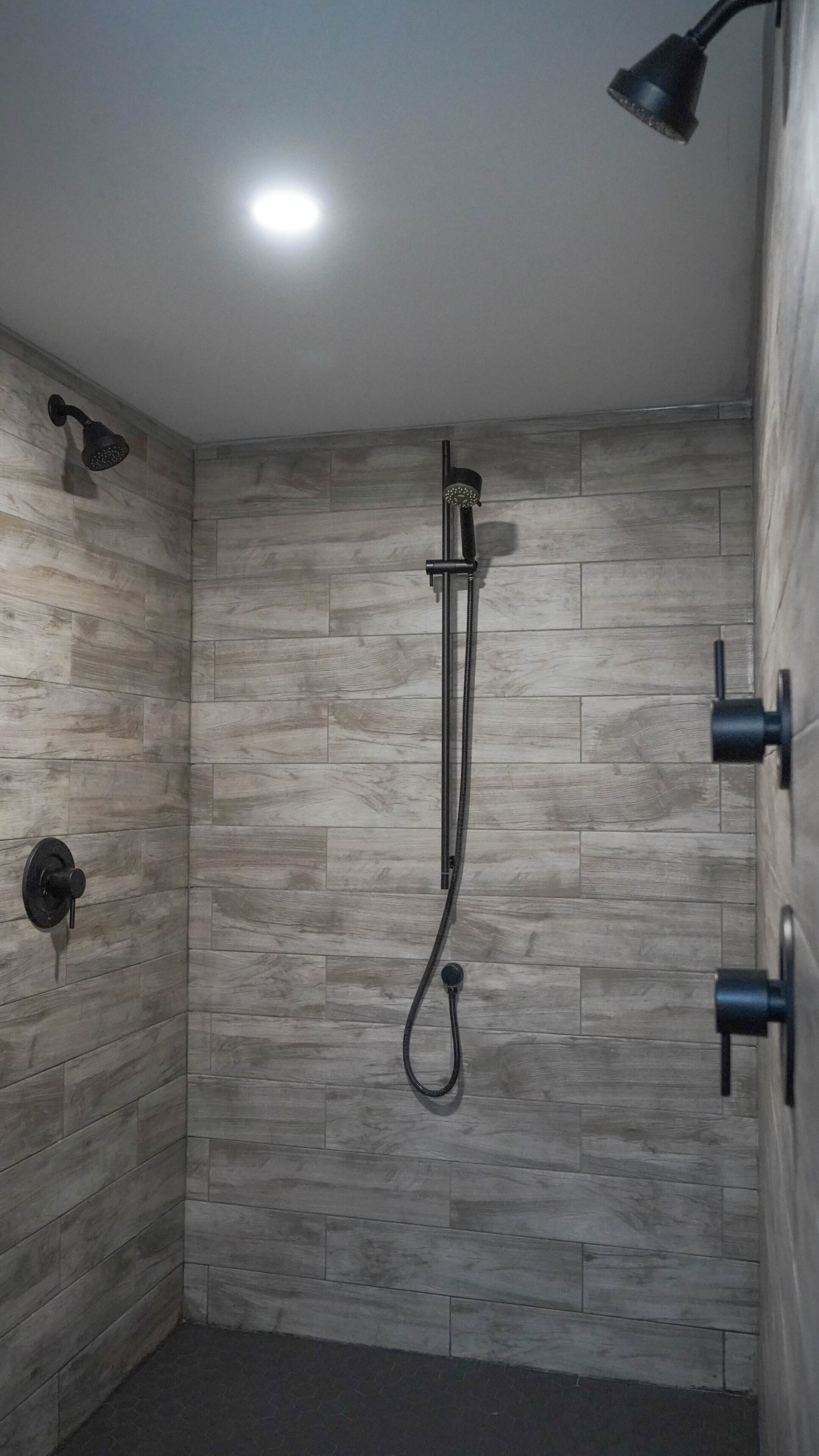 Douche, sèche-cheveux, serviettes fournies, savon