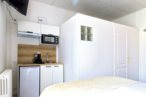 Deluxe Double Room, Non Smoking, Kitchenette | In-room safe, desk, soundproofing, free WiFi - HOTEL ARCHIPEL (Balaruc-les-Bains)