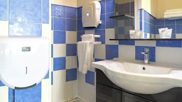 Deluxe Double Room, Non Smoking, Kitchenette | Bathroom