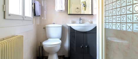 Chambre Confort double, non-fumeur | Salle de bain | Séchoir à cheveux, serviettes fournies, savon, shampooing