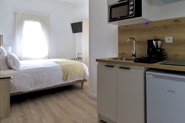 Deluxe Double Room, Non Smoking, Kitchenette | Peti besi dalam bilik, meja, kalis bunyi, Wi-fi percuma