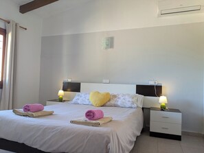3 chambres, fer et planche à repasser, Wi-Fi, draps fournis