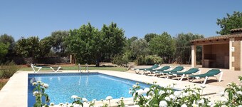 Villa with private pool, garden and barbecue close to the beach with WIFI