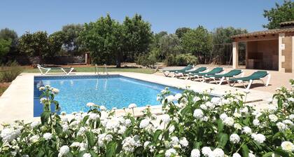 Villa with private pool, garden and barbecue close to the beach with WIFI