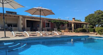 Villa with private pool, garden and barbecue close to the beach with WIFI