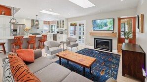Una sala de estar moderna con un sofá, una mesa de centro y una chimenea.