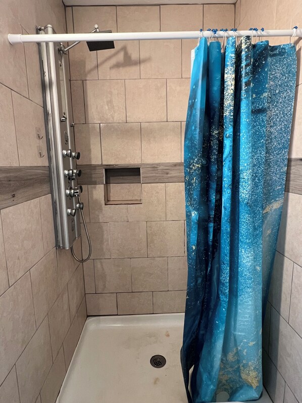 Toallas, jabón, papel de baño 