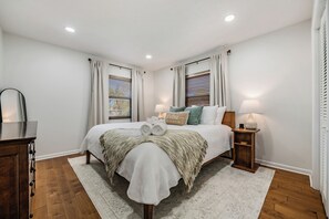5 Schlafzimmer, Schreibtisch, Bügeleisen/Bügelbrett, Reisekinderbett