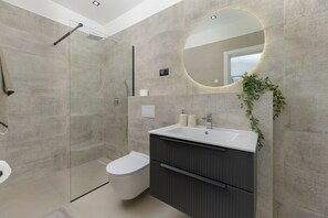 Een douche, een haardroger, handdoeken, zeep