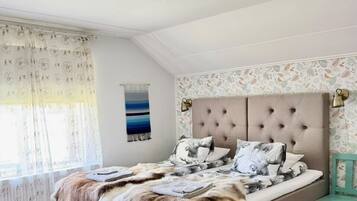 Double Room | Desk, laptop workspace, blackout curtains