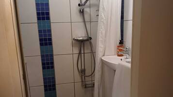 Einzelzimmer | Badezimmer | Dusche, kostenlose Toilettenartikel, Haartrockner, Handtücher