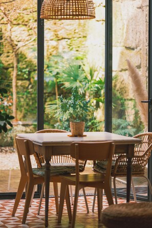 Dining - Casita Almada, our cozy garden apartment located in the heart of downtown Porto. (Porto)