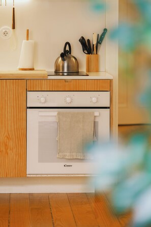 Private kitchen - Casita Almada, our cozy garden apartment located in the heart of downtown Porto. (Porto)