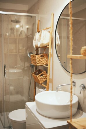 Hair dryer, towels, soap, toilet paper - Casita Almada, our cozy garden apartment located in the heart of downtown Porto. (Porto)