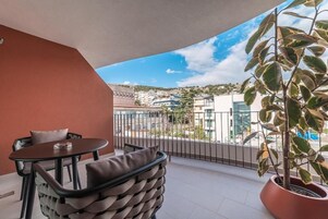 Deluxe Twin Room, Balcony | Tempat makan luar