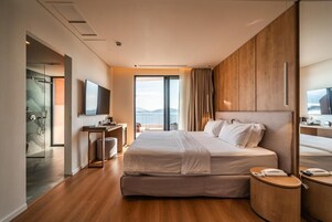 Deluxe Suite, Balcony, Sea View | Bar mini percuma, kalis bunyi, Wi-fi percuma 