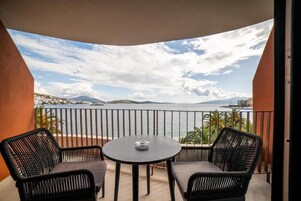 Deluxe Double Room, Sea View | Tempat makan luar