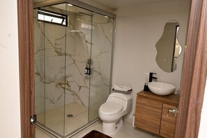 Serviettes fournies, savon, papier toilette