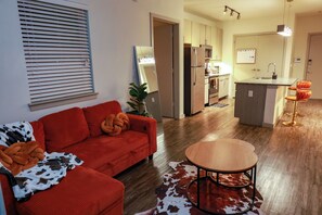 Living area - 2-Bedroom Luxury Apartment in Dallas (Dallas)