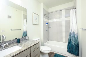 Bathroom - 2-Bedroom Luxury Apartment in Dallas (Dallas)