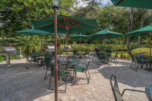 Outdoor dining - #1226 - Updated -Sleeps 6 - Close to Pool and Gym (Naples)