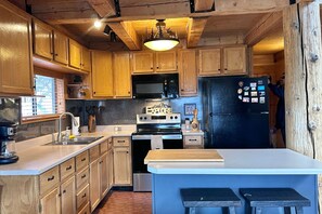 Fridge, microwave, oven, stovetop - Mountain Soul — Music, Mountains & Views (South Fork)