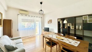 Un espace repas comprenant une table en bois, des chaises et un luminaire suspendu au plafond.