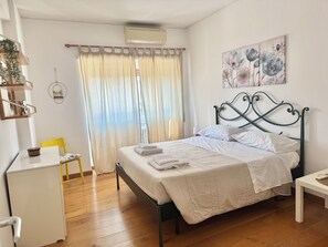 2 bedrooms, iron/ironing board, travel cot, free WiFi - Vatican St. Peter bright apartment (Roma)