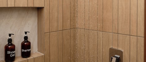 Douche, sĂšche-cheveux, serviettes fournies, savon