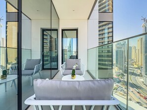 Terrace/patio - LIV Marina | Elegant 2BR Palm and Sea View (Dubai)