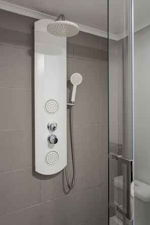 Hair dryer, towels - Graça Village Escape – 2BR Apartment (Lisbon)