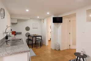 Fridge, microwave, oven, stovetop - Graça Village Escape – 2BR Apartment (Lisbon)