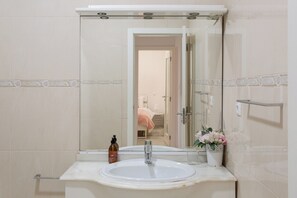 Hair dryer, towels - Graça Secret Village – 2BR Retreat (Lisbon)
