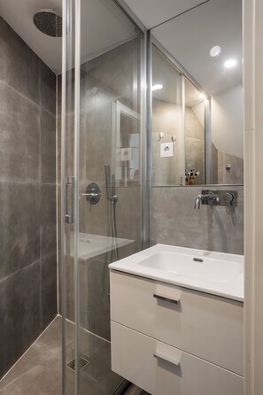 Shower, hair dryer, towels, soap - Arroios Urban Studio with Mezzanine (Lisbon)