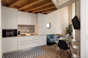 Fridge, microwave, stovetop, coffee/tea maker - Arroios Urban Studio with Mezzanine (Lisbon)