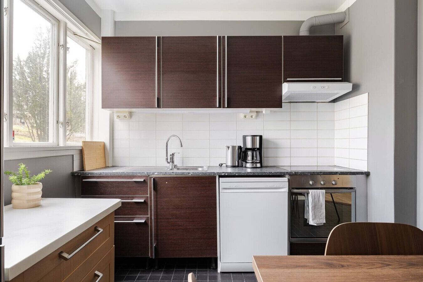 Fridge, oven, stovetop, dishwasher