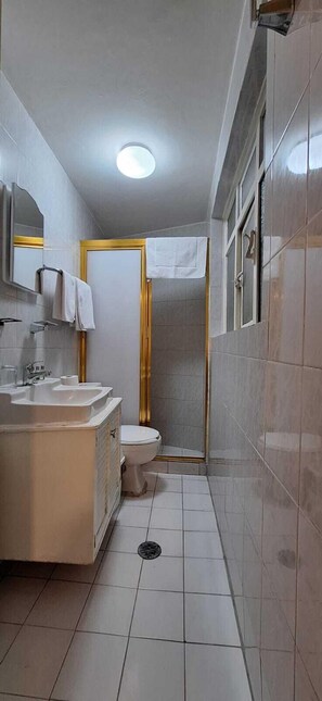 Appartement | Salle de bain | Douche, articles de toilette gratuits, sèche-cheveux