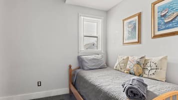 4 Schlafzimmer, Schreibtisch, Bügeleisen/Bügelbrett, Reisekinderbett