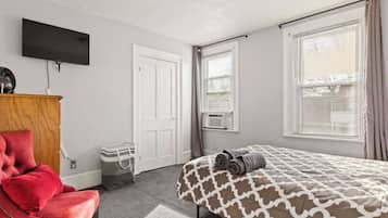 4 bedrooms, desk, iron/ironing board, travel cot