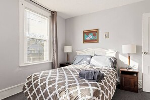 4 chambres, bureau, fer et planche à repasser, lit de bébé portatif